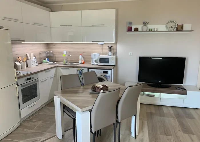 Sunray Guest House, Private & With Lovely Sea View فارنا