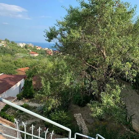 Sunray Guest House, Private & With Lovely Sea View Къща за гости